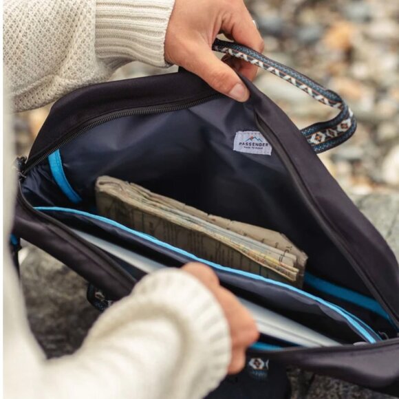 Passenger Recycled Messenger Bag NWOT - Picture 3 of 6